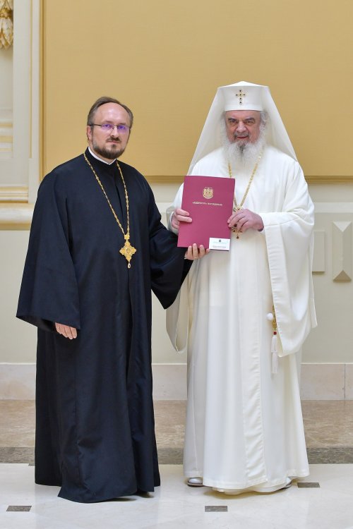 Patriarhul României a oferit noi Antimise bisericilor din Eparhia Bucureștilor Poza 258483