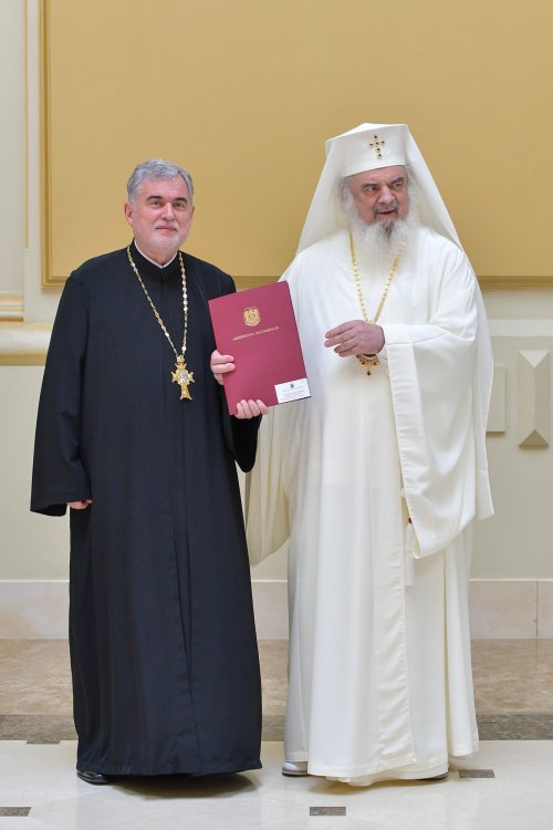 Patriarhul României a oferit noi Antimise bisericilor din Eparhia Bucureștilor Poza 258484
