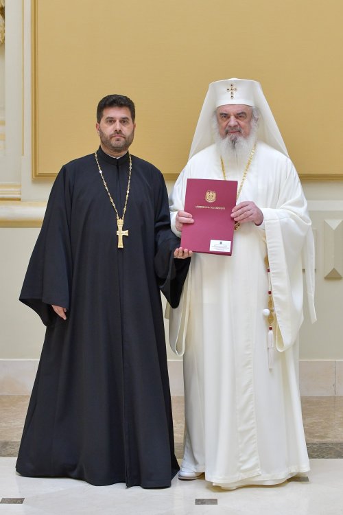 Patriarhul României a oferit noi Antimise bisericilor din Eparhia Bucureștilor Poza 258485