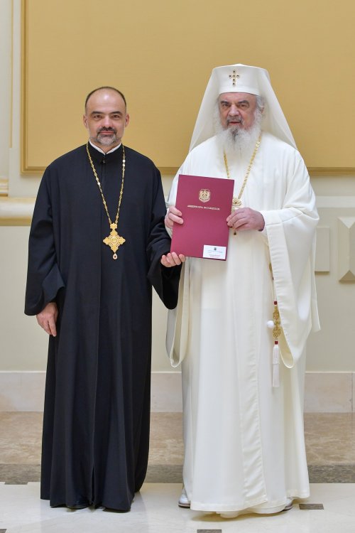 Patriarhul României a oferit noi Antimise bisericilor din Eparhia Bucureștilor Poza 258486