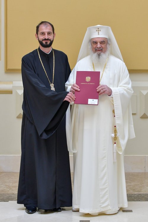 Patriarhul României a oferit noi Antimise bisericilor din Eparhia Bucureștilor Poza 258487