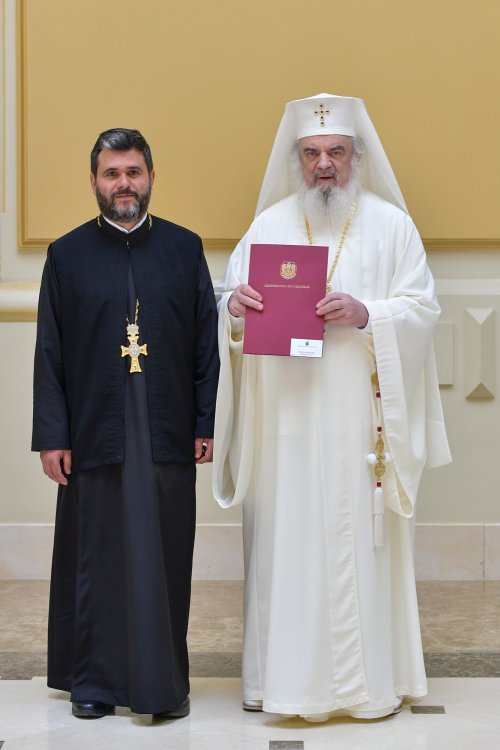 Patriarhul României a oferit noi Antimise bisericilor din Eparhia Bucureștilor Poza 258488