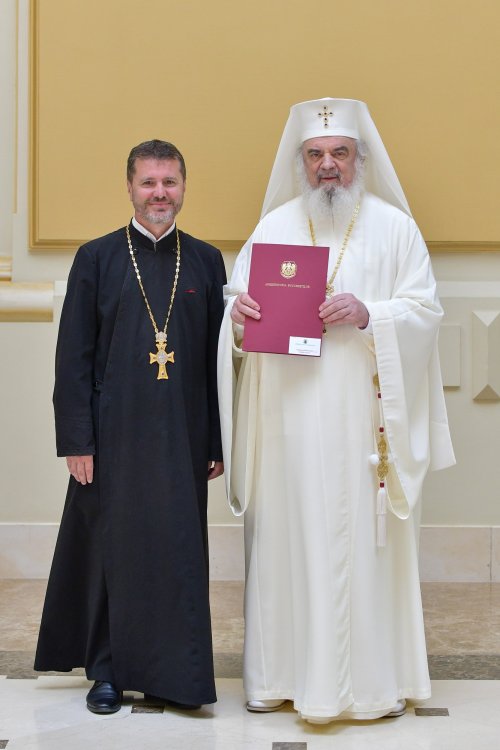 Patriarhul României a oferit noi Antimise bisericilor din Eparhia Bucureștilor Poza 258489