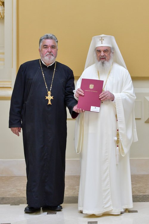 Patriarhul României a oferit noi Antimise bisericilor din Eparhia Bucureștilor Poza 258490