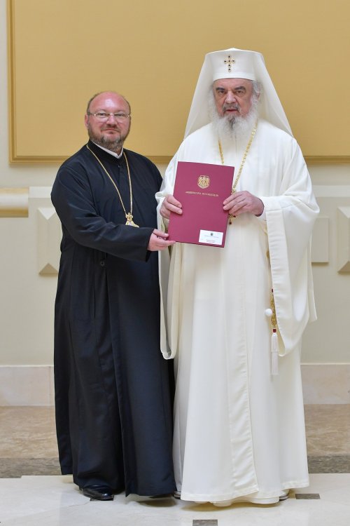Patriarhul României a oferit noi Antimise bisericilor din Eparhia Bucureștilor Poza 258491