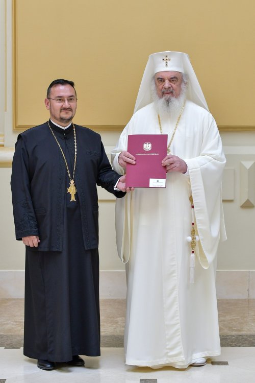 Patriarhul României a oferit noi Antimise bisericilor din Eparhia Bucureștilor Poza 258492