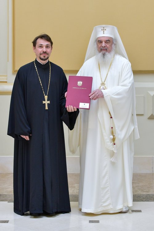 Patriarhul României a oferit noi Antimise bisericilor din Eparhia Bucureștilor Poza 258493