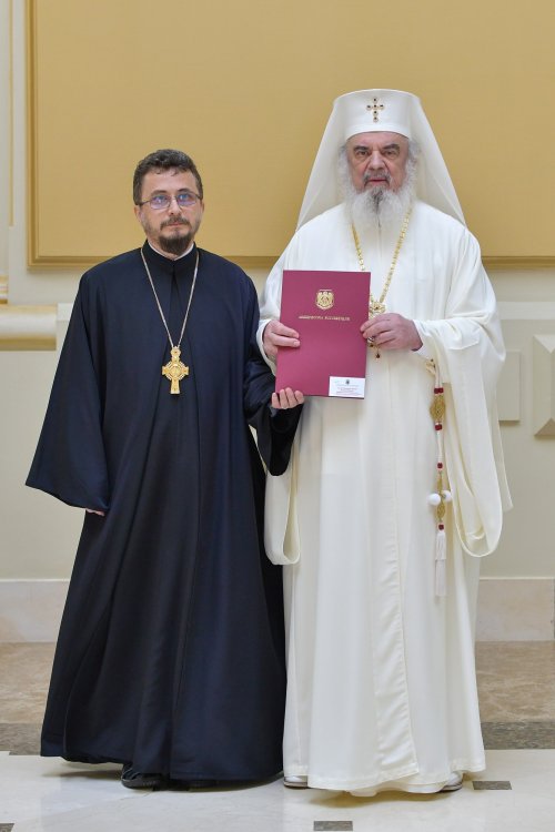 Patriarhul României a oferit noi Antimise bisericilor din Eparhia Bucureștilor Poza 258494