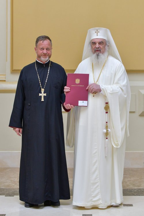 Patriarhul României a oferit noi Antimise bisericilor din Eparhia Bucureștilor Poza 258495