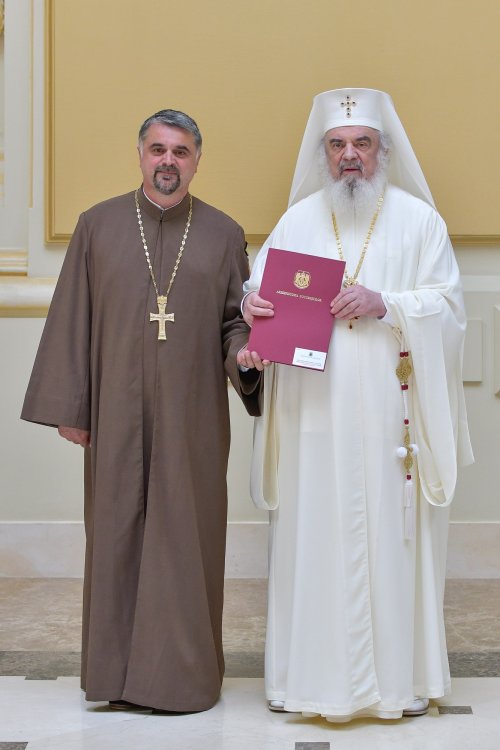 Patriarhul României a oferit noi Antimise bisericilor din Eparhia Bucureștilor Poza 258496