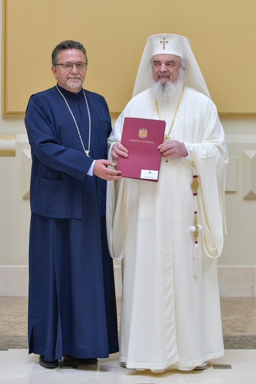 Patriarhul României a oferit noi Antimise bisericilor din Eparhia Bucureștilor Poza 258497
