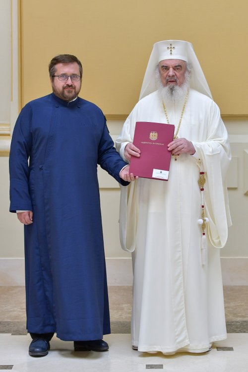 Patriarhul României a oferit noi Antimise bisericilor din Eparhia Bucureștilor Poza 258498