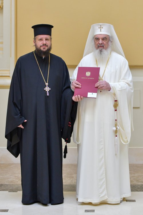 Patriarhul României a oferit noi Antimise bisericilor din Eparhia Bucureștilor Poza 258499