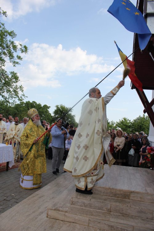 Sfințirea unei biserici înnoite din județul Dolj  Poza 258402