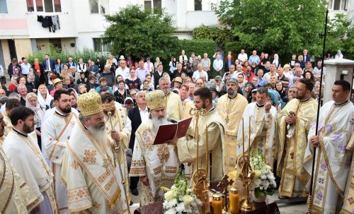 Doi ierarhi au sfințit o nouă biserică în municipiul Bârlad Poza 258529