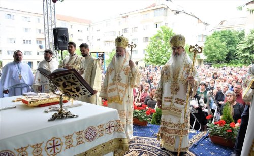 Doi ierarhi au sfințit o nouă biserică în municipiul Bârlad Poza 258530