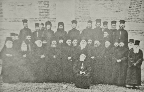 Călugări nemțeni dăruiți cântării și slujirii Bisericii Poza 258666