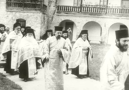 Călugări nemțeni dăruiți cântării și slujirii Bisericii Poza 258668
