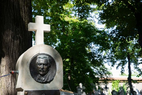 Pomenirea poetului Mihai Eminescu la mormântul său din București Poza 258706