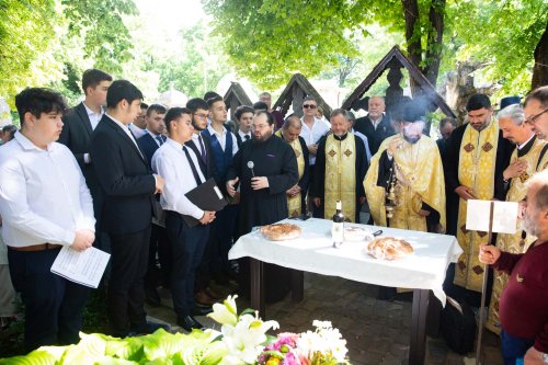 Pomenirea poetului Mihai Eminescu la mormântul său din București Poza 258708