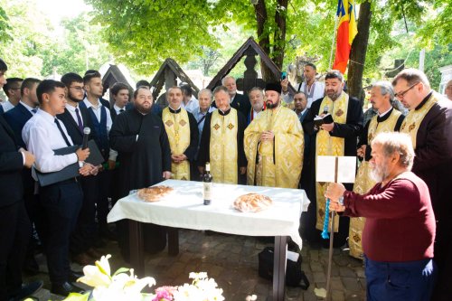 Pomenirea poetului Mihai Eminescu la mormântul său din București Poza 258711
