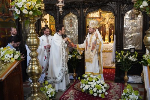 Sfântul Dionisie Erhan, prezent prin moaștele sale într‑o parohie din București Poza 258990