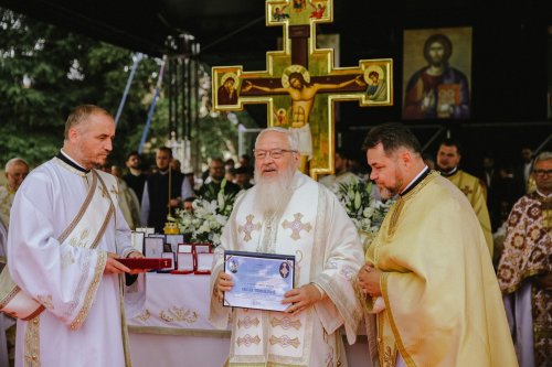 Biserica din localitatea clujeană Florești, târnosită de patru ierarhi Poza 259066