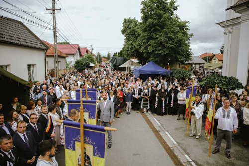 Biserica din localitatea clujeană Florești, târnosită de patru ierarhi Poza 259069