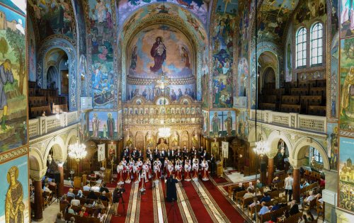 Corala „Nicolae Lungu” a concertat la Biserica „Sfântul Elefterie“-Nou Poza 259211