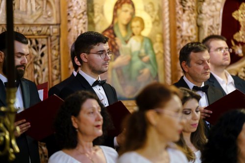 Corala „Nicolae Lungu” a concertat la Biserica „Sfântul Elefterie“-Nou Poza 259220