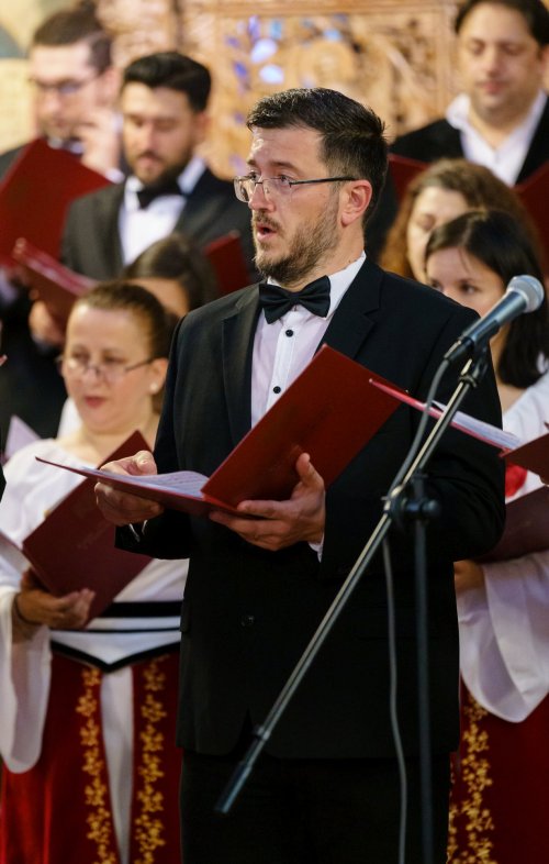 Corala „Nicolae Lungu” a concertat la Biserica „Sfântul Elefterie“-Nou Poza 259252