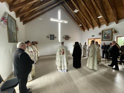 Liturghie arhierească și sfințirea capelei mortuare din Crairât, Cluj Poza 259176