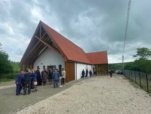 Liturghie arhierească și sfințirea capelei mortuare din Crairât, Cluj Poza 259177