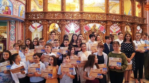 Premii pentru elevii performanţi de la Liceul Ortodox din Oradea Poza 259340