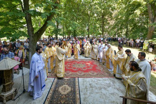 Sărbătorirea Sfântului Grigorie Dascălul la Mănăstirea Căldărușani Poza 259458