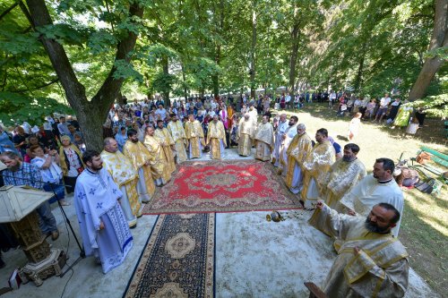 Sărbătorirea Sfântului Grigorie Dascălul la Mănăstirea Căldărușani Poza 259460