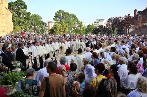 Mii de oameni, împreună cu sfinții, în procesiune la Piatra Neamț Poza 259756