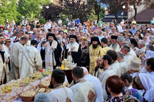 Mii de oameni, împreună cu sfinții, în procesiune la Piatra Neamț Poza 259757