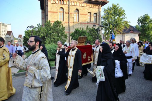 Mii de oameni, împreună cu sfinții, în procesiune la Piatra Neamț Poza 259758