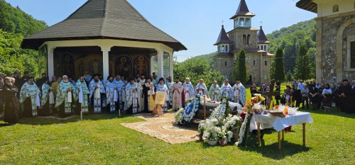 Protosinghelul Andrei Pascaru de la Schitul Icoana Nouă a fost înmormântat Poza 259747