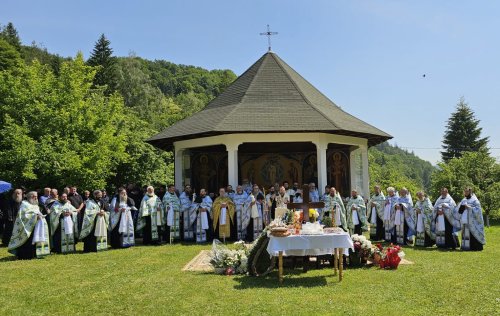 Protosinghelul Andrei Pascaru de la Schitul Icoana Nouă a fost înmormântat Poza 259748