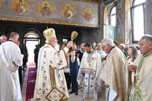 Binecuvântarea noii catapetesme a bisericii parohiale din Hășdate, Cluj Poza 259859
