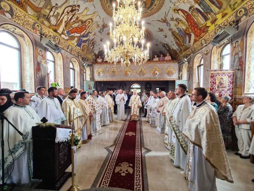 Binecuvântarea noii catapetesme a bisericii parohiale din Hășdate, Cluj Poza 259860