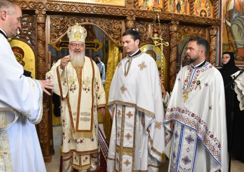 Binecuvântarea noii catapetesme a bisericii parohiale din Hășdate, Cluj Poza 259861