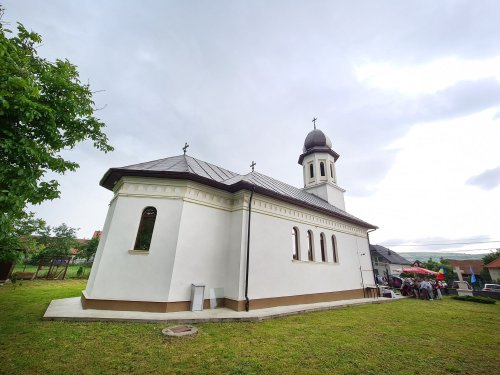 Binecuvântarea noii catapetesme a bisericii parohiale din Hășdate, Cluj Poza 259862