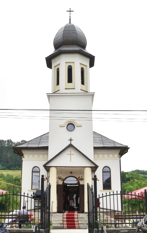 Binecuvântarea noii catapetesme a bisericii parohiale din Hășdate, Cluj Poza 259863