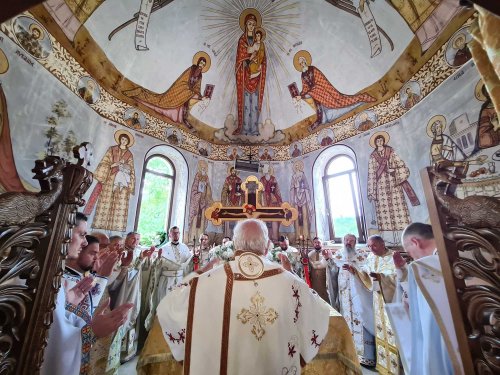 Binecuvântarea noii catapetesme a bisericii parohiale din Hășdate, Cluj Poza 259864