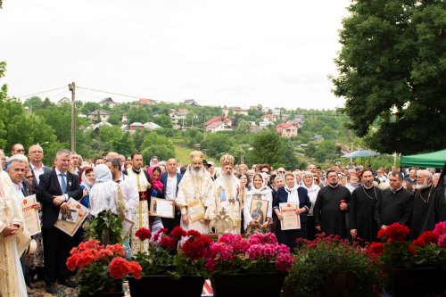 Doi ierarhi au sfințit Biserica „Sfântul Ioan Botezătorul” din Bârnova Poza 259846