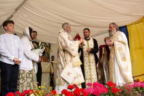 Doi ierarhi au sfințit Biserica „Sfântul Ioan Botezătorul” din Bârnova Poza 259847