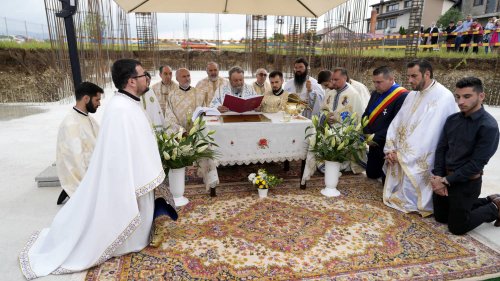 Piatră de temelie pentru o nouă biserică în Tărlungeni, Brașov Poza 259887